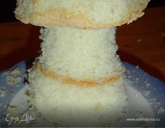 Из бисквита вырезаем "ножку" и "шляпку" гриба.