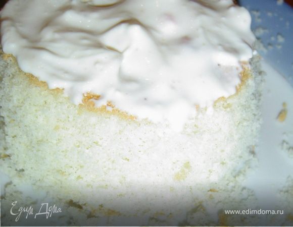 Части "гриба" смазываем кремом и соединяем.