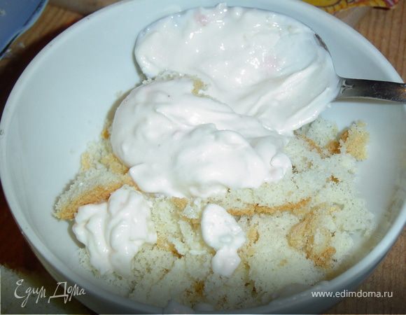 Оставшиеся кусочки соединяем с кремом, и формируем шляпку гриба.