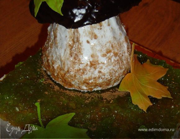 Варим глазурь (3 ложки какао, 3 ложки сахара, 3 ложки молока, 70 г масла) и покрываем ей шляпку гриба. Шляпку помещаем на ножку. Декорируем листьями из мастики.