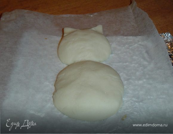 Замешиваем тесто,для чего хорошо перемешиваем яйцо с молоком до однородной массы.Затем перемешиваем муку,соль и сахар,добавляем это в молочную смесь.Все это хорошо перемешиваем и добавляем растительное масло.Замешиваем пластичное тесто.Как Вы видите,это тесто без дрожжей и разрыхлителя,для того чтобы после лепки наша фигурка не деформировалась.
После того как тесто готово,начинаем процесс лепки.На пергамент для выпечки выкладываем "тело" и "голову" кота.