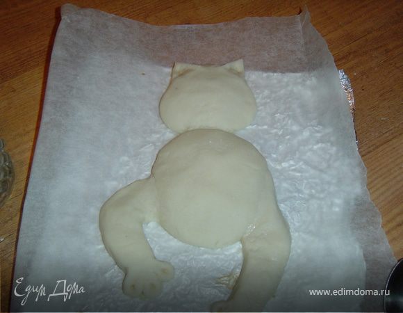 Вылепляем нижние лапки и присоединяем их к туловищу.