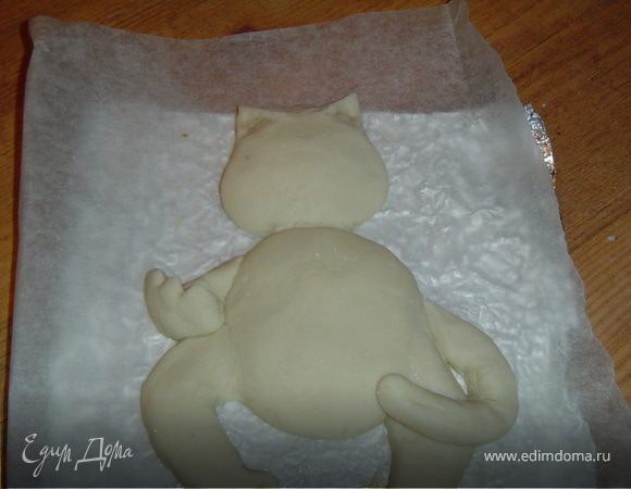 Поочередно вылепляем верхние лапки и хвост.