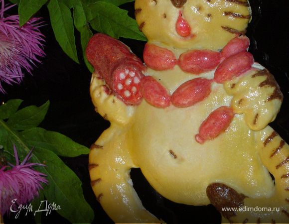 формируем мордочку и смазываем фигурку желтком и отправляем в разогретую духовку до 180гр.,и запекаем до золотистого цвета.А в это время готовим "краски".Белок смешиваем с сахарной пудрой,хорошо перемешиваем.Часть оставляем белой,вторую часть смешиваем с корицей(это коричневая краска),третью часть смешиваем с соком свеклы,четвертую часть - с соком шпината.А теперь раскрашиваем нашего кота.После раскраски еще раз покрываем кота желтком и отправляем в духовку на 10 минут.