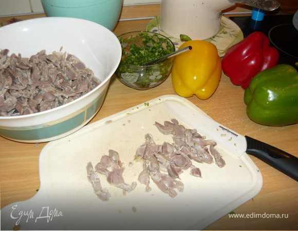 Куриные желудки отварить до готовности. Я обычно после закипания сливаю первую воду, чтобы не горчили. Остудить, нарезать тонкой соломкой.
Кинзу и лук мелко нарезать и перетереть с солью.
Перец нарезать тонкими полосками.
Все ингредиенты смешать, сложить горкой. 
