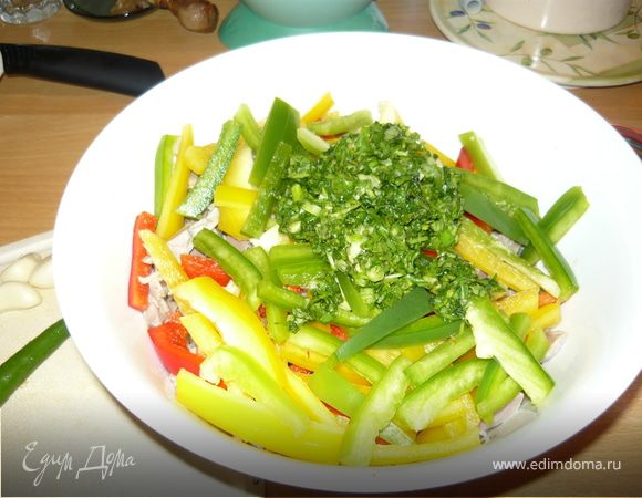 Семена кунжута обжарить в растительном масле, добавить к салату. Наверх положить раздавленный чеснок и острый перец. Залить все раскаленным растительным маслом и перемешать. 