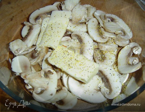 Хорошо промываем грибы, нарезаем их тонкими пластинками,складываем в сотейник, добавив 1/3 масла, соль, перец и 2 ст.л. воды. Закрываем сотейник крышкой, и тушим грибы на слабом огне 10-15 минут.