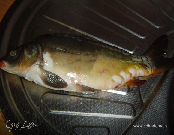 Очищенную и выпотрошенную рыбу натираем снаружи и внутри солью.