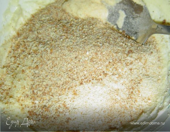 Масло растираем с сырыми желтками,молотыми сухарями,