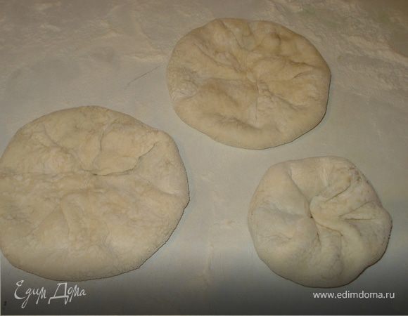 Придать форму беляшам - свободные края лепешки собрать к середине и немного приплюснуть.