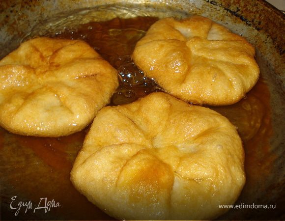 Жарить беляши в кипящем масле по 3-4 минуты с каждой стороны.