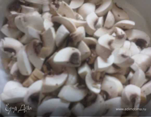 Шампиньоны быстро вымыть, обсушить полотенцем и почистить. Я обычно на всякий случай отрезаю кружочек от ножки, т.к. термической обработке грибы не подвергаются. 
Нарезать на небольшие кусочки, но не очень мелко.
Фасоль отварить так, чтобы она оставалась еще хрустящей - в кипящую воду буквально на пару минут. 
Лук нарезать мелко и обжарить до золотистого цвета.