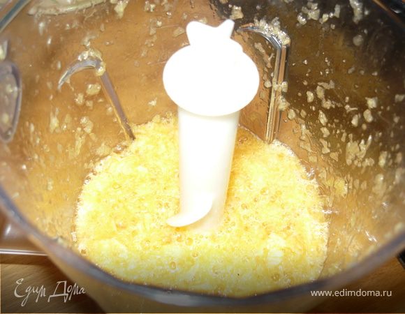 Мандарины измельчить в блендере с небольшим количеством коричневого сахара (можно и обычного). 