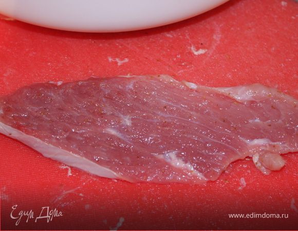 Мясо нарезать тонкими пластинками, отбить хорошенько, посолить и приправить