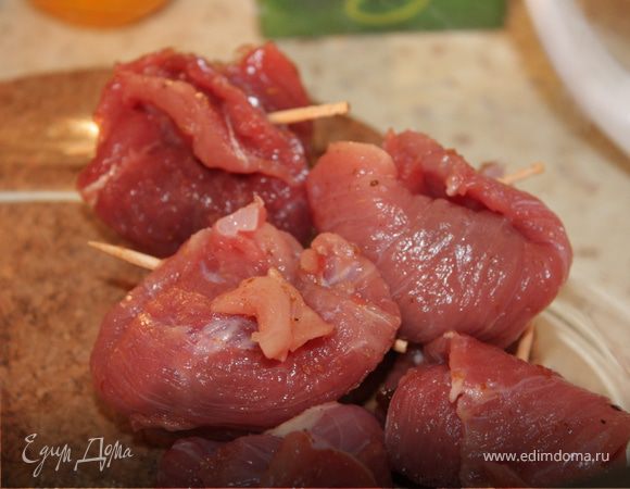 завернуть рулетик и края соеденить спажкой.