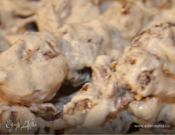 Добавить сметану..все преермешать и отправить в духовку еще на 15 минут. предворительно уменьших температуру до 180 С