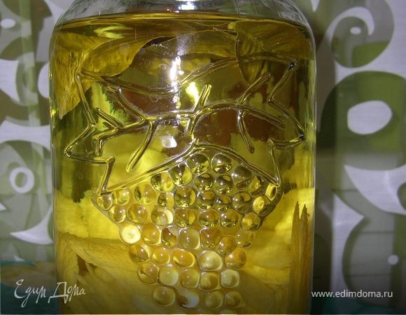 Хорошенько помыть лимоны, вытереть насухо. Снять овощечисткой цедру лимонов спиральками. Положить цедру в банку (или другую удобную емкость), залить водкой. Я еще бросила туда несколько лимонных листочков для пущего аромата.Поставить в темное место дней на 5-25 (говорят, что и 5 дней достаточно, но у меня настаивалась минимум 20 дней. 