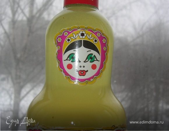 Когда настоится - сварить сиропчик из сока лимонов и сахара, долго не варить - достаточно до растворения сахара. Остудить до комнатной температуры и добавить к настойке. Хорошенько размешать. Рекомендуют еще выстоять недельку, но мы попробовали сразу и не пожалели. Подавать лимончелло хорошо охлажденным в маленьких стаканчиках, которые на несколько минут можно положить в морозилку (пустые). Итальянцы чаще всего пьют лимончелло после обеда, говорят, что он очень полезный.