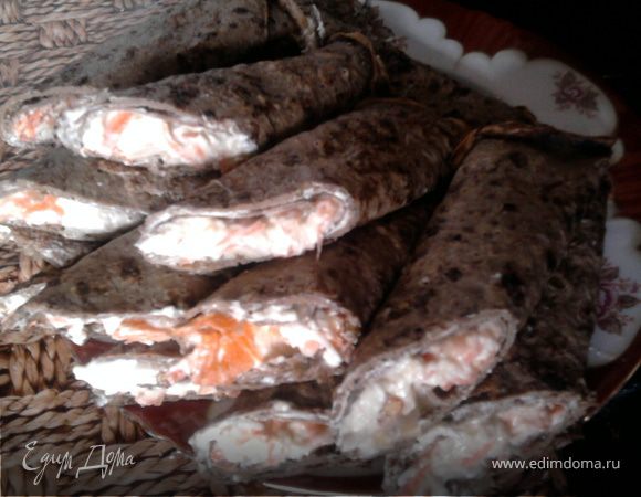 Смазываем каждый блинчик майонезно-луковой смесью и укладываем начинку по вашему усмотрению - тертая морковь + сырковая масса + грибы (либо пару ингредиентов, либо другие по вашему вкусу). Сворачиваем блинчики трубочкой, режем наискось посередине, укладываем на блюдо. Получается очень вкусно! 