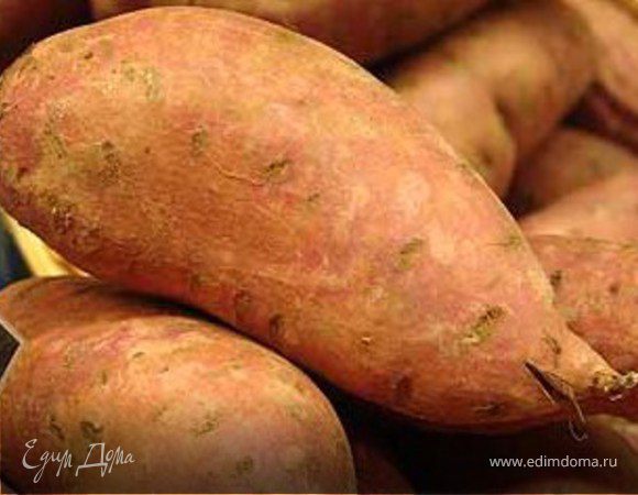 Помыть и очистить сладкий картофель от кожуры
Разрезать вдоль на четвертинки и выложить на фольгу. 