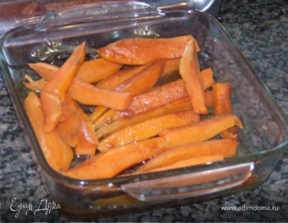 Сбрызнуть маслом ,посыпать солью перцем и розмарином
Запекать около часа
