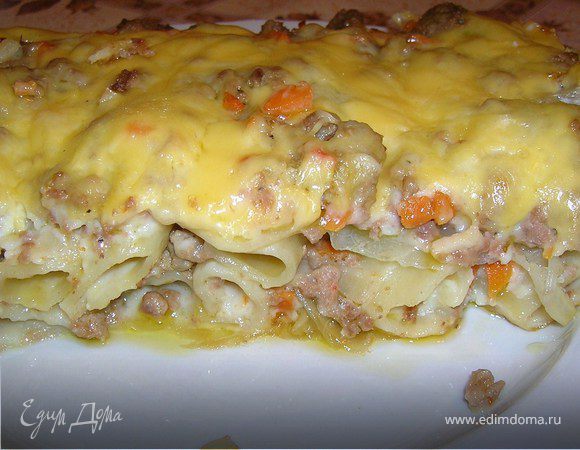 На дно формы выложить капустные листья, потом фарш,макароны, полить соусом, опять капустные листья, фарш, макароны, соус.
Запекать в духовке при 200 градусах 45 минут. За 10 мин. до готовности посыпать сыром и запечь уже с сыром.