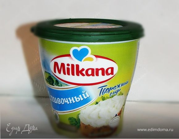 Бисквит поломать на кусочки.Ванильный сахар развести в 30мл воды.Слегка взбить сливки с пудрой,добавить сыр,мак,лимонный сок.Ещё раз хорошо взбить миксером.Кусочки бисквита слегка пропитать ванильным сиропом.Выложить в креманки послойно бисквит и крем.Можно выдавливать крем из кондитерского мешка.Поставить в холод на пару часов.Но можно и сразу кушать.Приятного аппетита))