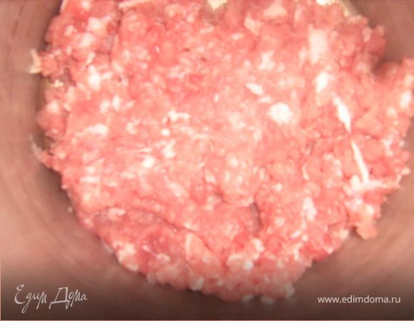 Мясо перекрутить на мясорубке не очень крупно.Добавить горчицу, чеснок, пропущенный через пресс, соль, молотый перец. Влить немного кипяченной воды, чтобы фарш был сочным. Оставить на пол часа. 