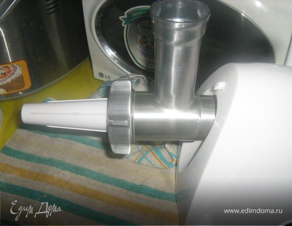 Для приготовления колбасы нужна специальная насадка, она , как правило, прилагается.