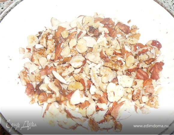 Для начала приготовим начинку. Очистим яблоко, банан и натрем их на терке. У винограда снимем кожуру и очистим от косточек. Фруктовую начинку сбрызнем лимонным соком. Смесь орехов растолчим.