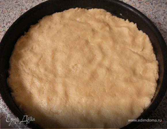 Масло растереть с желтками и с сахаром. Добавить муку+разрыхлитель-крахмал. Вымесить тесто и выложить на протвинь(сковороду).