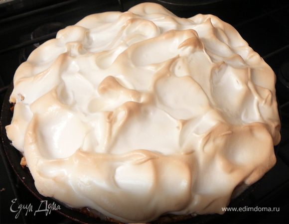 Поставить выпекать пирог в разогретой духовке в течении 20 минут при температуре 200 С. Тем временем приготовим безе: взбить белки с сахаром. По истечении 20 минут, аккуратно разложить безе на пироге, сделав небольшие пики, и выпекать еще 20 минут, при температуре 150 С.