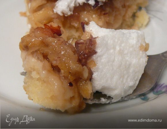 Готовый пирог остудить и украсить грецкими орехами. Приятного чаепития!