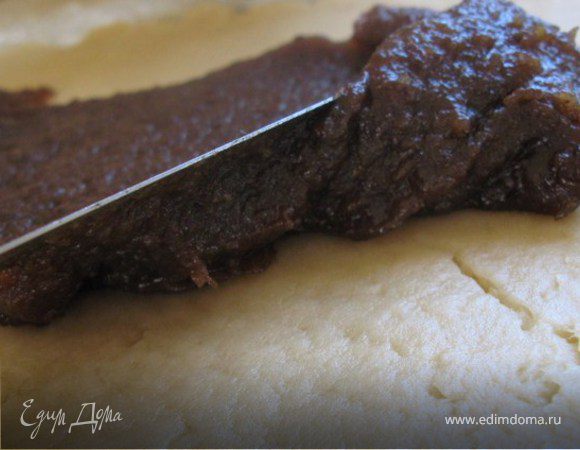 начинку из чернослива при желании можно смешать со сметаной.Тоже получается очень вкусно. поставить в холодильник.