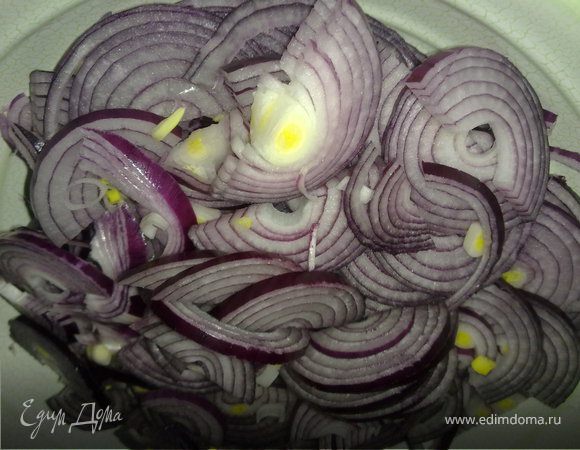 Сначала приготовим лук. Лучше брать красный, т.к он более сладкий, а для карамелизации это важно.Лук очистить и порезать полукольцами, довольно крупно.