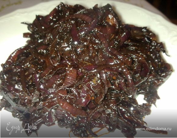 Разогреть глубокую сковороду на среднем огне, налить 2-3 ст ложек оливкового масла., выложить лук и минут 15-20 на небольшом огне, помешивая, пока лук не начнет карамелизироваться. 
Затем добавить бальзамический уксус, сахар, соль, перец  и готовить еще 15-20 минут, пока бальзамико не загустеет. Вот так лук выглядит в готовом виде
