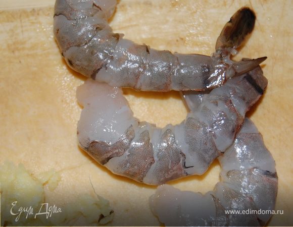 Креветки были замороженные, пришлось дождаться, пока они оттают и с них стечет жидкость, очистила их от панциря и промокнула полотенцем. Имбирь и чеснок натерла на мелкой терке,  сухой крахмал смешала и приправой имбиря.