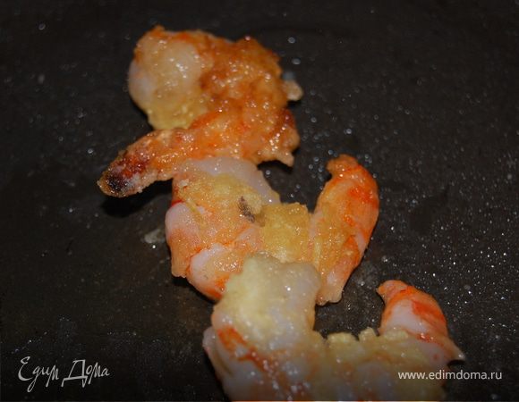 Креветки обмакнула в крахмал, затем в имбирь с чесноком, затем снова в крахмал и отправила на разогретую с растительным маслом сковородку обжариваться до золотисто румяного цвета. Все! Можно есть как самостоятельное блюдо, с соевым соусом; можно украсить салат, как я и собираюсь сделать на Новый Год. Найдете еще применения – расскажите!Приятного аппетита!