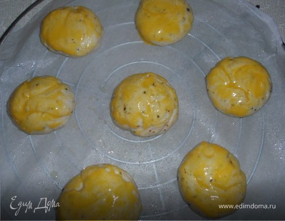 Муку просеять, сделать углубление и добавить туда дрожжевую смесь, масло, соль и оставшуюся воду.Замесить тесто, положить в него немного специй, накрыть полотенцем и дать постоять в теплом месте около 40мин. 