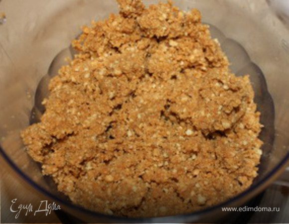Печенье мелем в крошку, добавляем растопленное сливочное масло, перемешиваем.