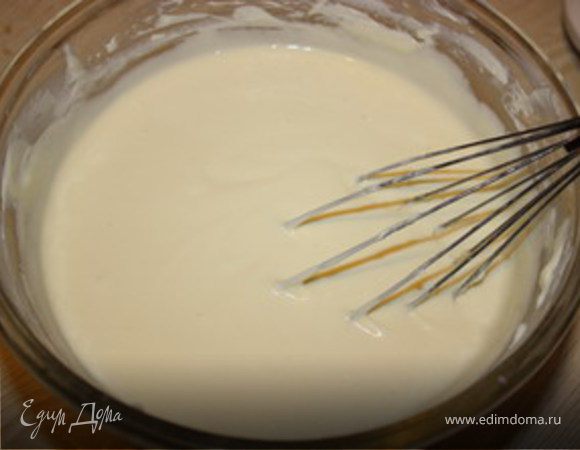 В желтки вводим сыр.Йогурт.И аккуратно вводим белок.
Ванильную  эссенцию.
Стараемся не перевзбить массу - если смесь будет перенасыщена пузырьками воздуха, при выпечке чизкейк может вздуться и треснуть.