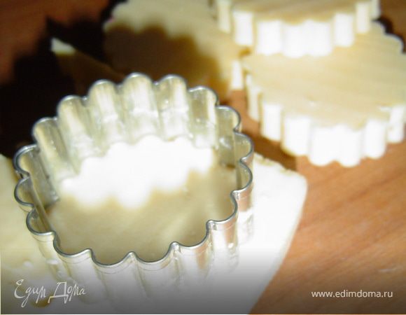 Отвариваем перепелиные яйца и очищаем.Сыр нарезаем пластинами, шириной 1 см,и при помощи фигурной формочки вырезаем "цветочки".