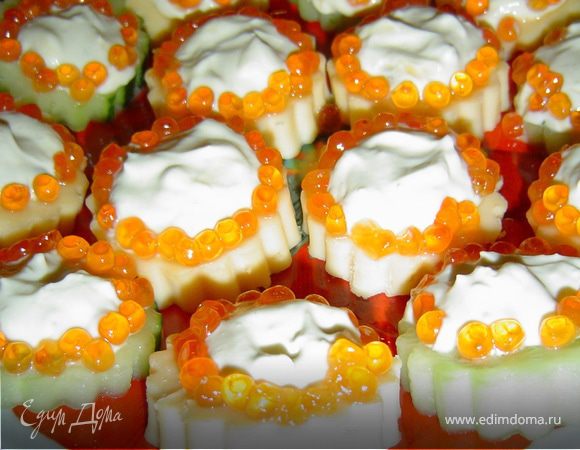 По окружности размещаем красную икру.