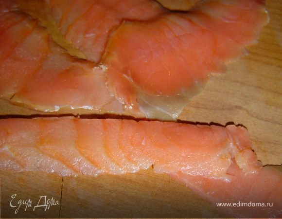 Филе семги нарезаем тонкими, длинными пластинками.