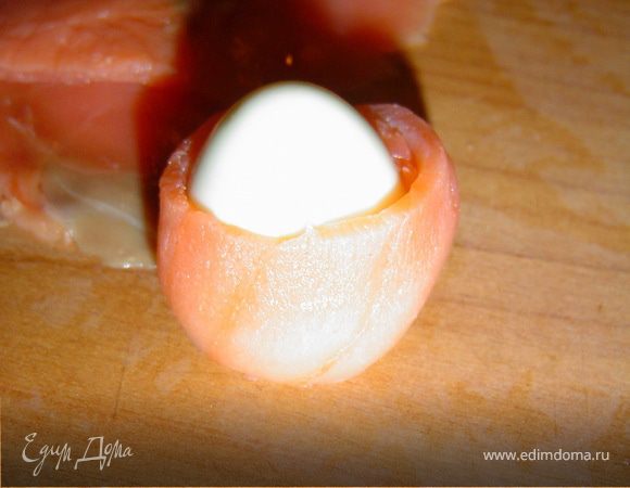 Яйца оборачиваем ломтиками семги