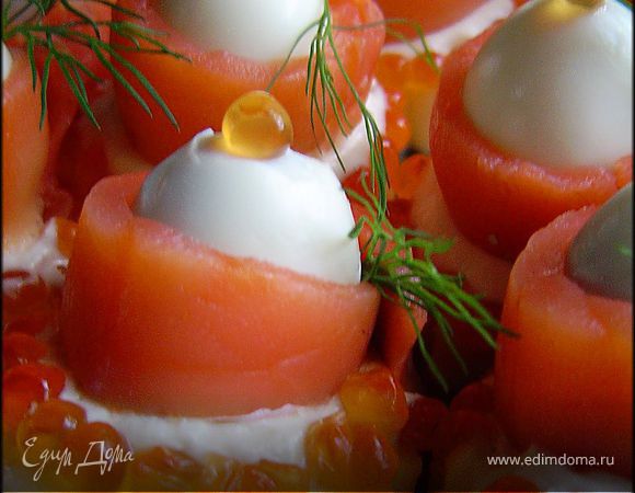 и устанавливаем на сырные и огуречные "цветочки", в центре.