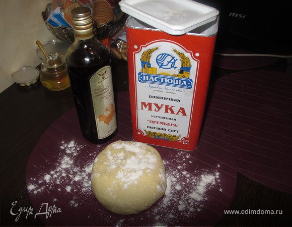 Тесто:
В теплое молоко добавить дрожжи, размешать и дать постоять несколько минут. Яйцо с желтком хорошо взбить с солью, тоненькой струйкой добавить в молоко постоянно помешивая, добавить 2 ст.л. масла. Потехоньку добавить просеянную муку.Тщательно вымесить и сформировать шарик, положить его в глубокую миску, посередине сделать дырочку и влить масло, накрыть полотенцем и отправить на 1 час в теплое место.