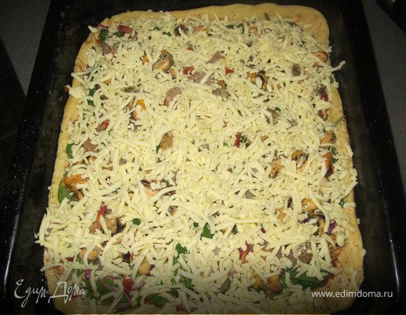 Когда тесто поднимется, тщательно выместить, отделить необходимое количество и тоненько раскатать. В помидоры добавить чеснок, посолить и выложить на всю поверхность теста, выложить шпинат, креветки, мидии. Лук тоненько нарезать сбрызнуть уксусом, выложить на пиццу. Присыпать чебрецом и выложить веточки розмарина.Сыр натереть и выложить сверху. Запекать при температуре 180 гр. около 15 минут.