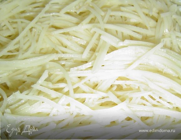 Очищенный картофель натираем на терке и отжимаем сок.