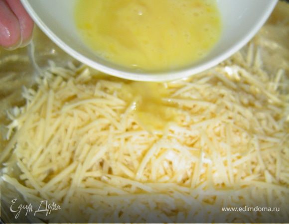 Также натираем сыр, и смешиваем его с картофелем и яйцом.